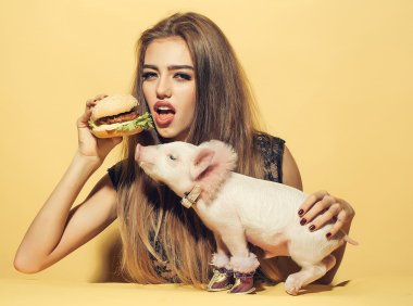 中办国办：印发《关于加强新时代法学教育和法学理论研究的意见》